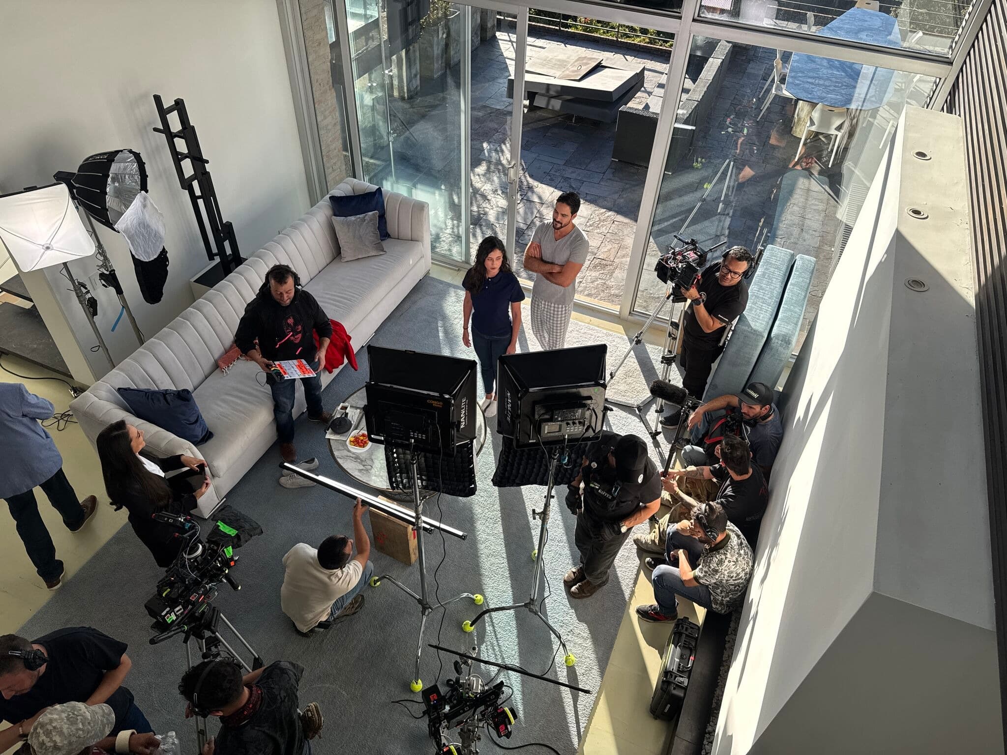 Equipo de rodaje de Idilio TV grabando una escena en set, con cámaras, luces y elenco